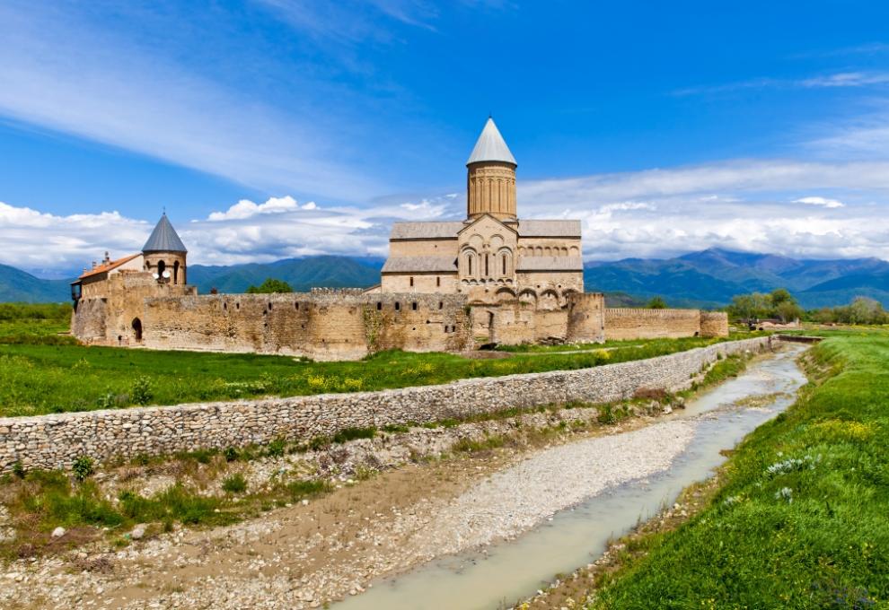 Panoramatický pohled na komplex kláštera Alaverdi v jihovýchodní Gruzii. - Cestovinky.cz