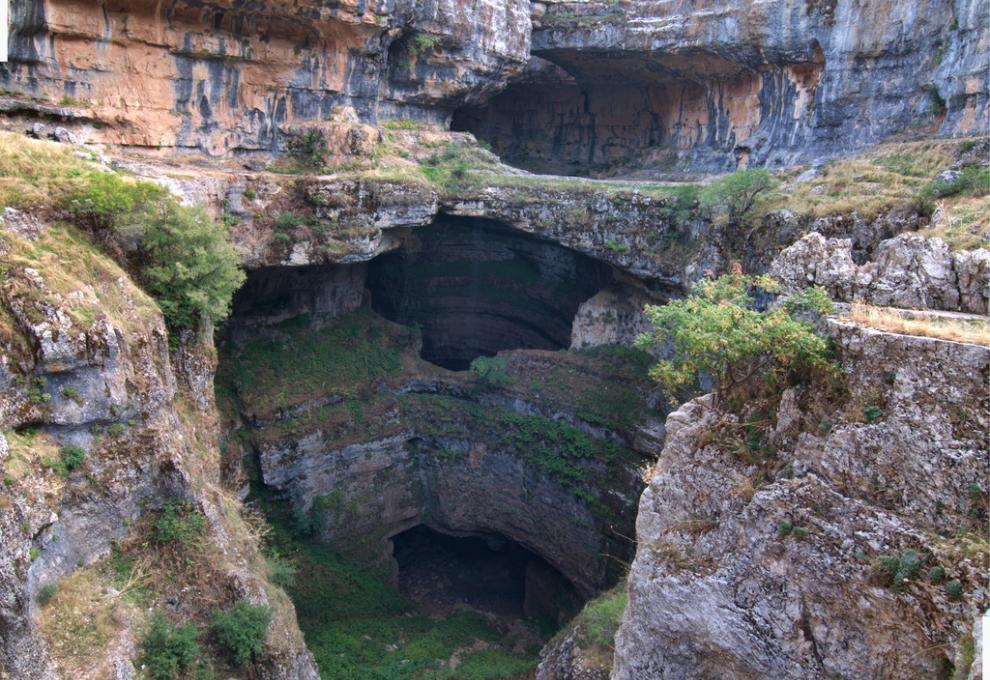 Jeskyně tří mostů  s vodopádem neboli Baatara Gorge v Libanonu - Cestovinky.cz