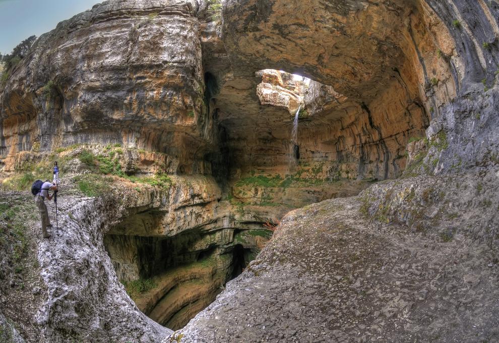 Dva lidé zkoumající místo Baatara Gorge v Libanonu. - Cestovinky.cz