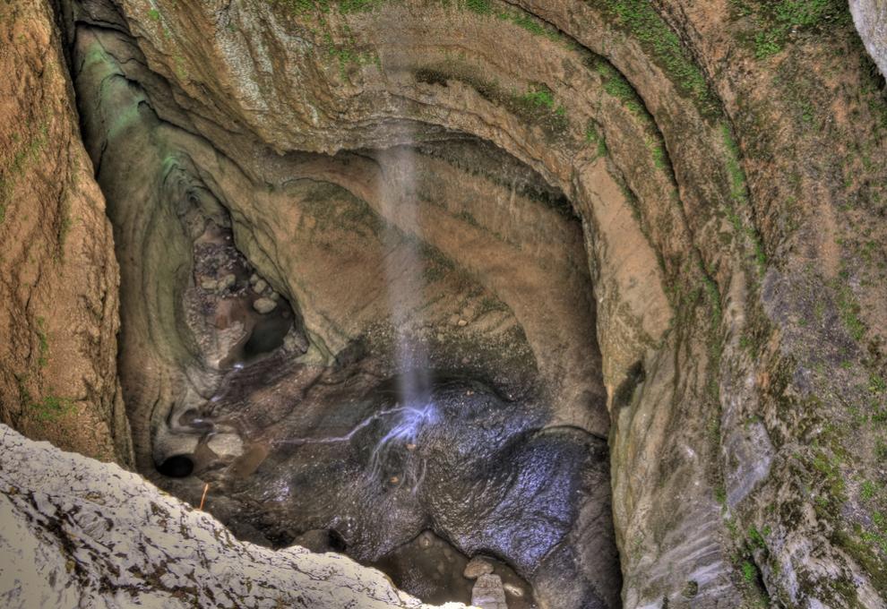 Baatara Gorge  a spodní část jeskyně - Cestovinky.cz