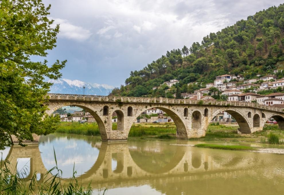 Kamenný most ve městě Berat v jižní Albánii. - Cestovinky.cz