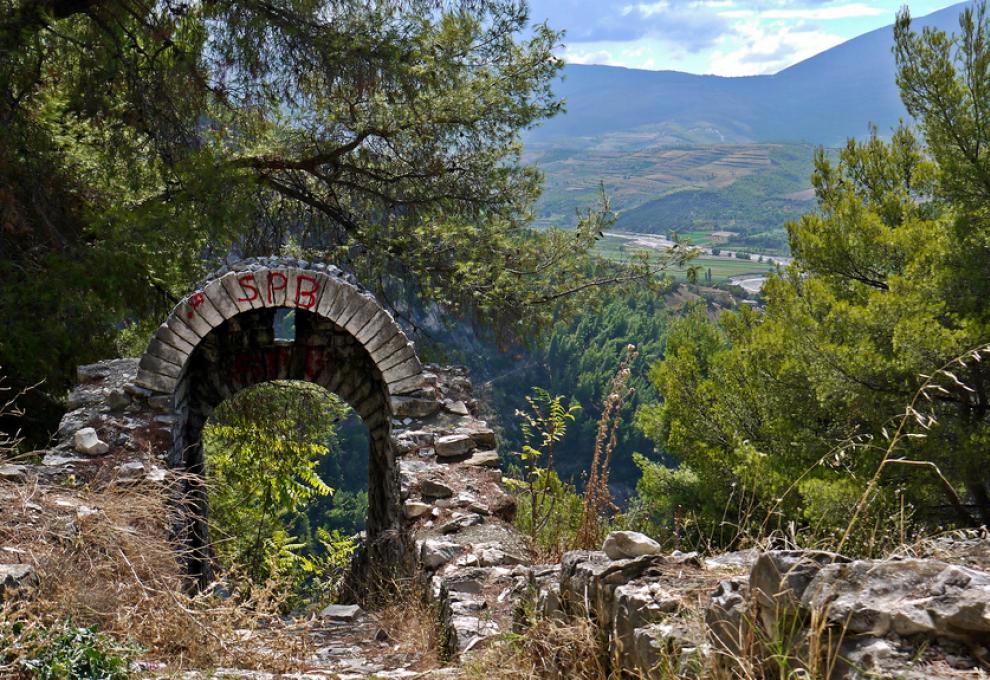 Ruiny pevnosti Kala na kopci ve městě Berat v jižní Albánii. - Cestovinky.cz
