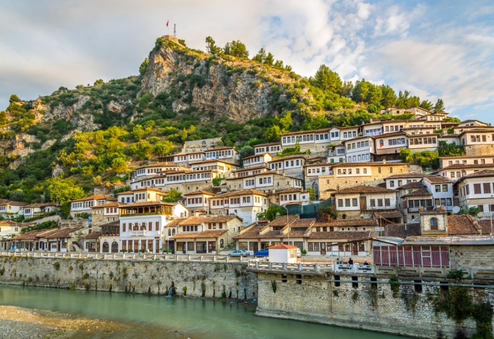 Výhled na pevnost Kala na kopci a čtvrť Mangalem ve městě Berat v jižní Albánii. - Cestovinky.cz