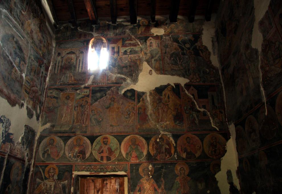 Interiér kostelu sv. Panny Marie ve městě Berat v jižní Albánii. - Cestovinky.cz