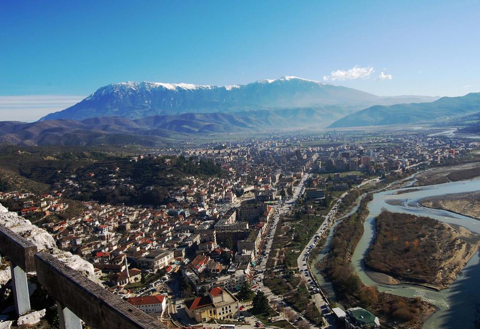 Výhled z hradu Kala na nedaleké pohoří Tomorr, ležící u města Berat v jižní Alb - Cestovinky.cz