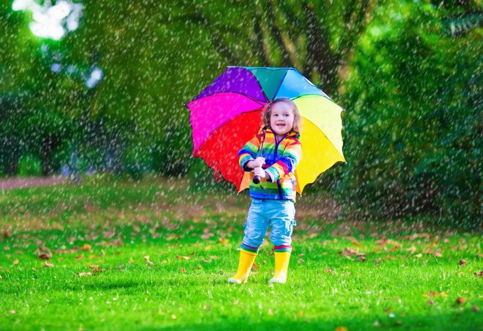 dítě v dešti s deštníkem čelí počasí v Česku - Cestovinky.cz