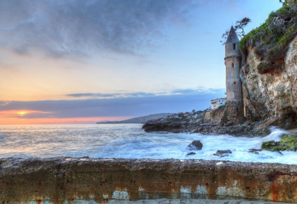 Pirátská věž na pobřeží Victoria Beach, Kalifornie - Cestovinky.cz