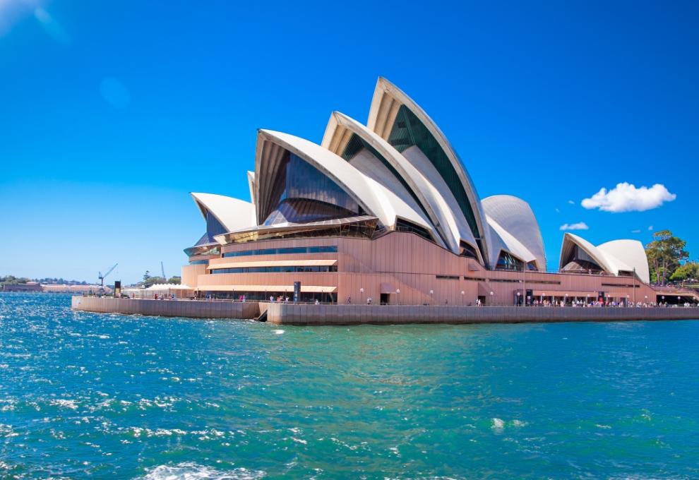 Opera v australském Sydney s modrou oblohou