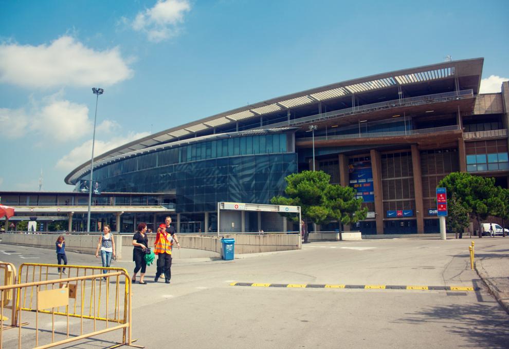 Fotbalový stadion Camp Nou v Barceloně z pohledu od venkovního parkoviště. - Cestovinky.cz