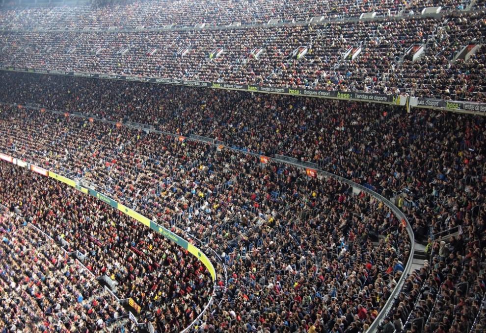 Zaplněné hlediště fotbalového stadionu Camp Nou v Barceloně. - Cestovinky.cz