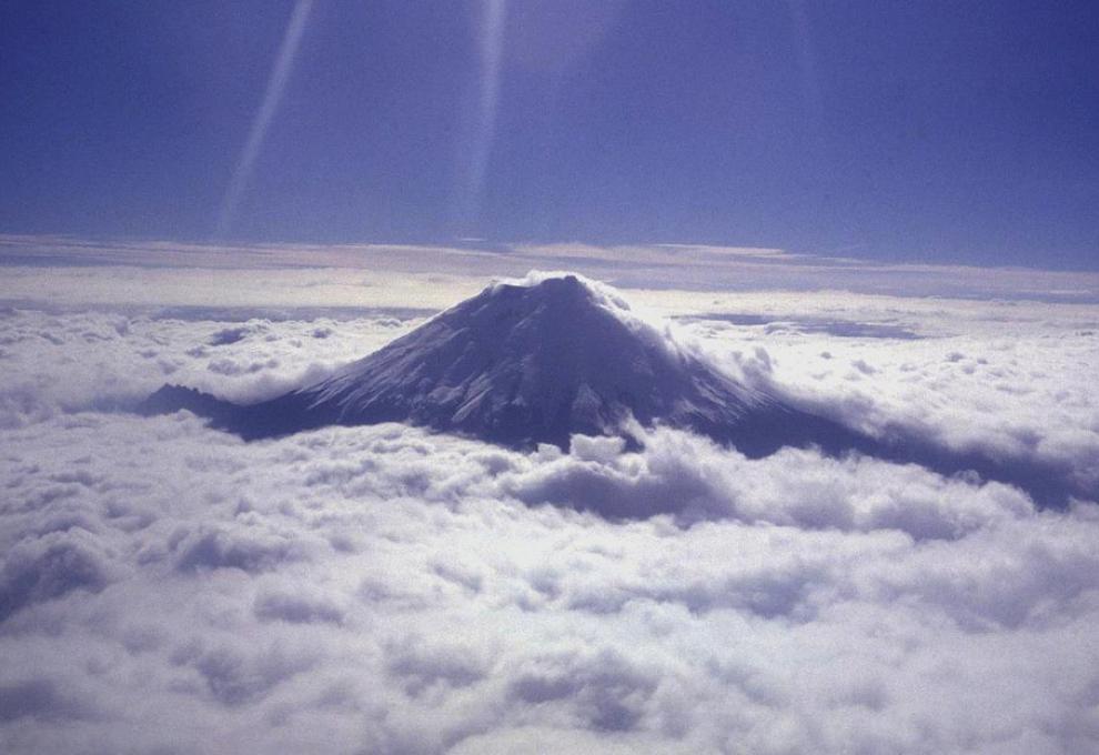 Vulkán v mlze z ptačí perspektivy, Cotopaxi, Ekvádor - Cestovinky.cz