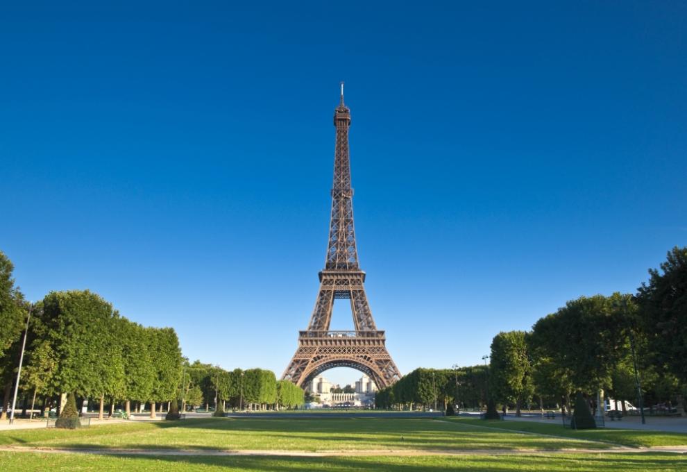 Eiffelova věž za slunného dne. - Cestovinky.cz