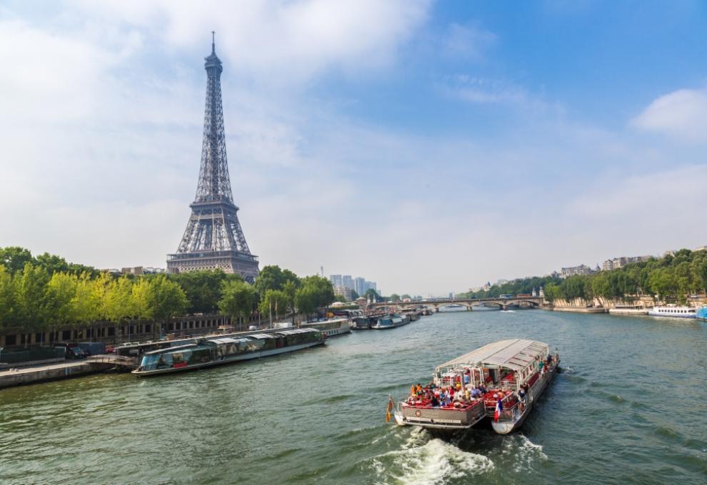 Eiffelova věž a řeka Seina v Paříži. - Cestovinky.cz