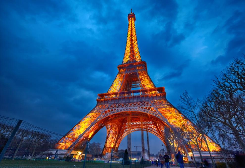 Noční světlo na Eiffelově věži v Paříži. - Cestovinky.cz