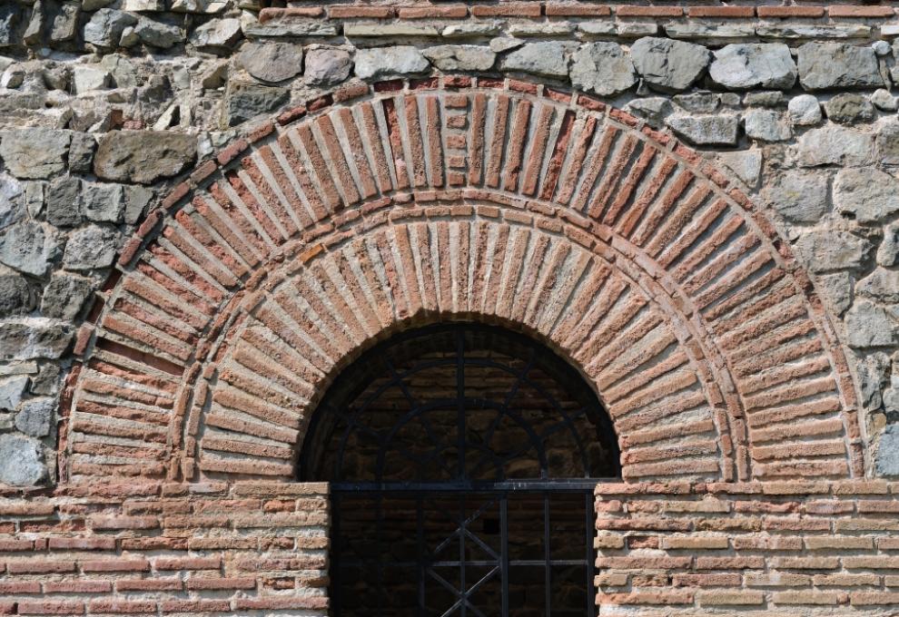 Dochovaná klenba, římské ruiny Felix Romuliana v obci Gamzigrad v Srbsku.  - Cestovinky.cz
