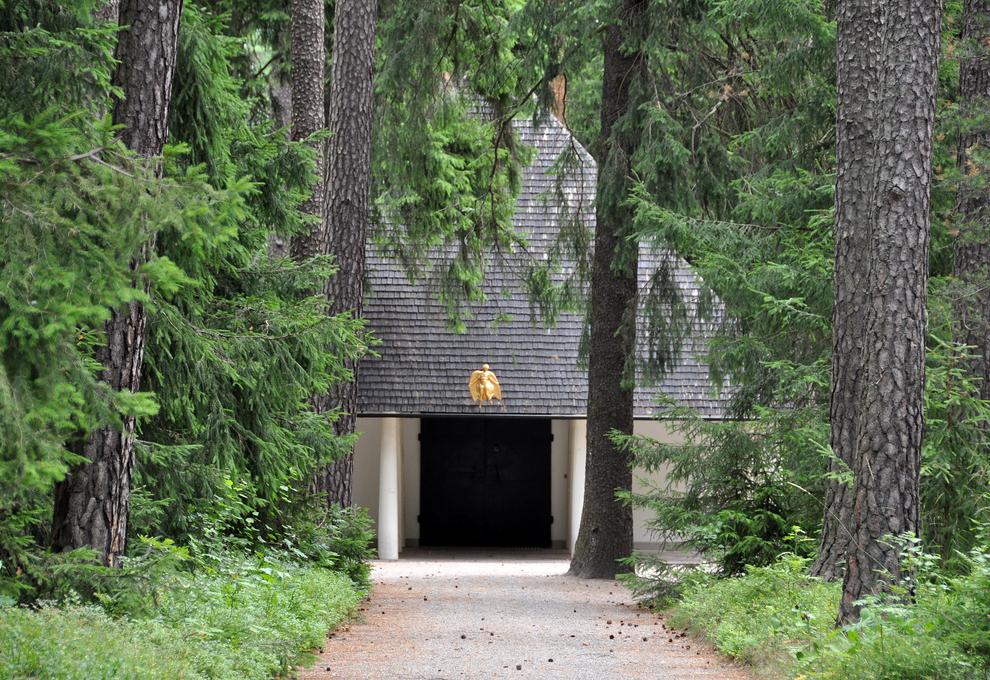 Lesní kaple na hřbitově Skogskyrkogarden, jih Stockholmu ve Švédsku.  - Cestovinky.cz