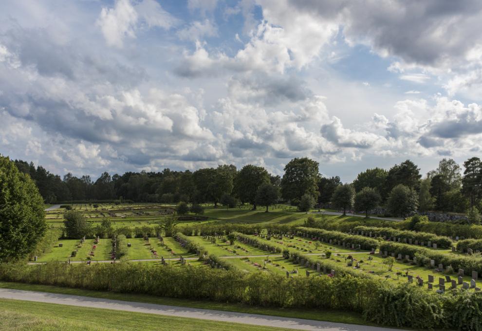 Výhled na hroby na hřbitově Skogskyrkogarden, jih Stockholmu ve Švédsku. - Cestovinky.cz