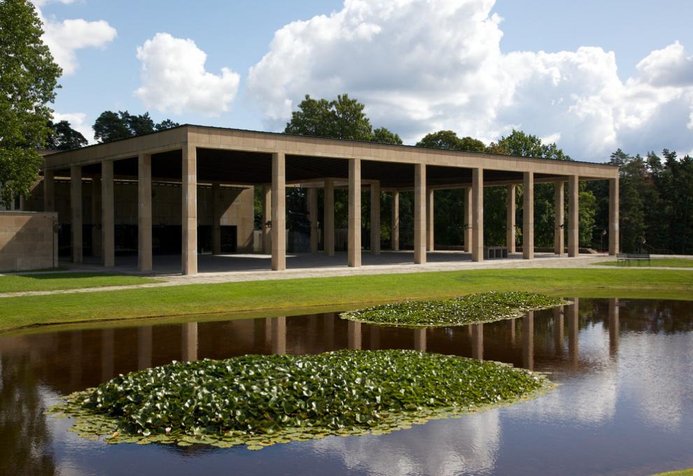 Krematorium a jezírko na hřbitově Skogskyrkogarden, jih Stockholmu ve Švédsku.  - Cestovinky.cz