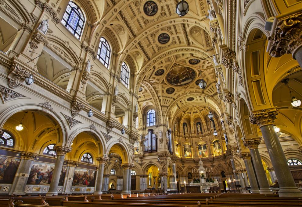 Interiér kostelu sv. Františka Xaverského na Manhattanu, NY, USA - Cestovinky.cz