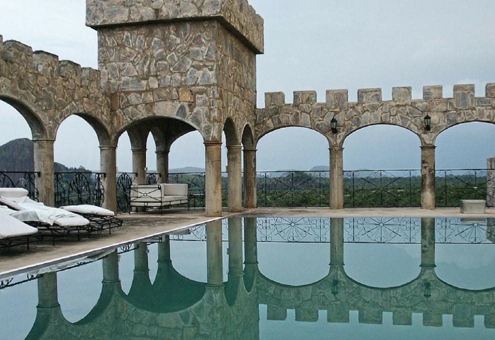 Bazén a věž na hradě Kajuru poblíž města Kaduna v Nigérii - Cestovinky.cz