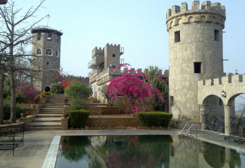 Hlavní nádvoří se zahradou na hradě Kajuru poblíž města Kaduna v Nigérii - Cestovinky.cz