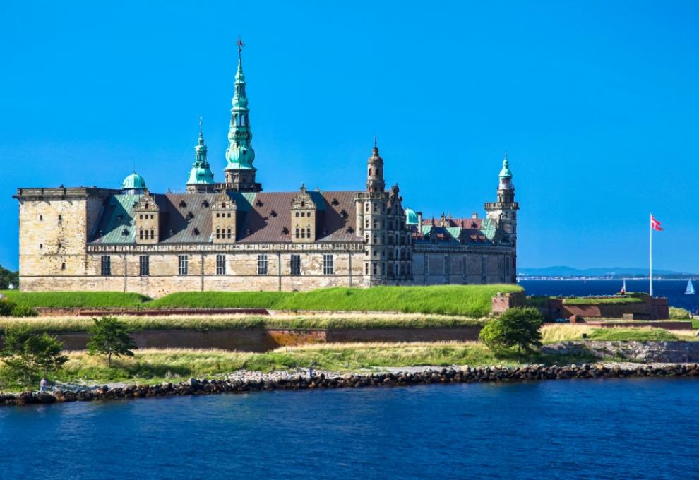 Zámek Kronborg ve slunném dnu, stojící v městě Helsingor na severovýchodě Dánska - Cestovinky.cz