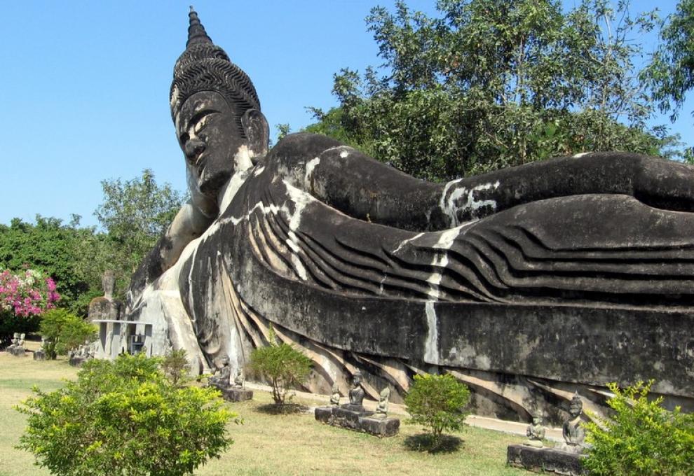 Ležící Buddha v Xieng Khuan v Laosu - Cestovinky.cz