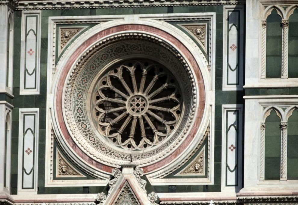 Detail okna ve florentské katedrále Santa Maria del Fiore - Cestovinky.cz