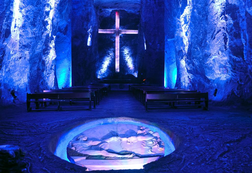 Kříz a hlavní loď v solné katedrále ve Zipaquira v Kolumbii - Cestovinky.cz