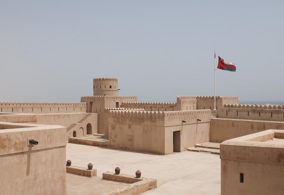 Pevnost Sunaysilah v městě Súr v severovýchodním Ománu. - Cestovinky.cz