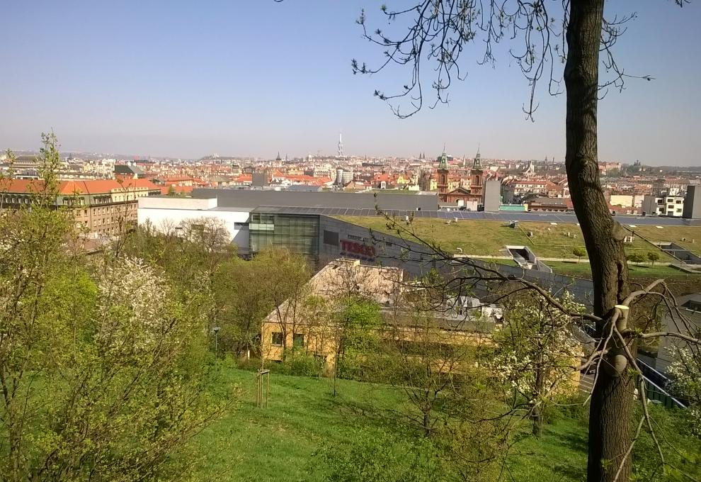 Výhled na Prahu z parku Sacré Coeur - Cestovinky.cz