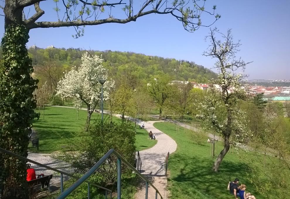 Petřín z parku Sacré Coeur - Cestovinky.cz