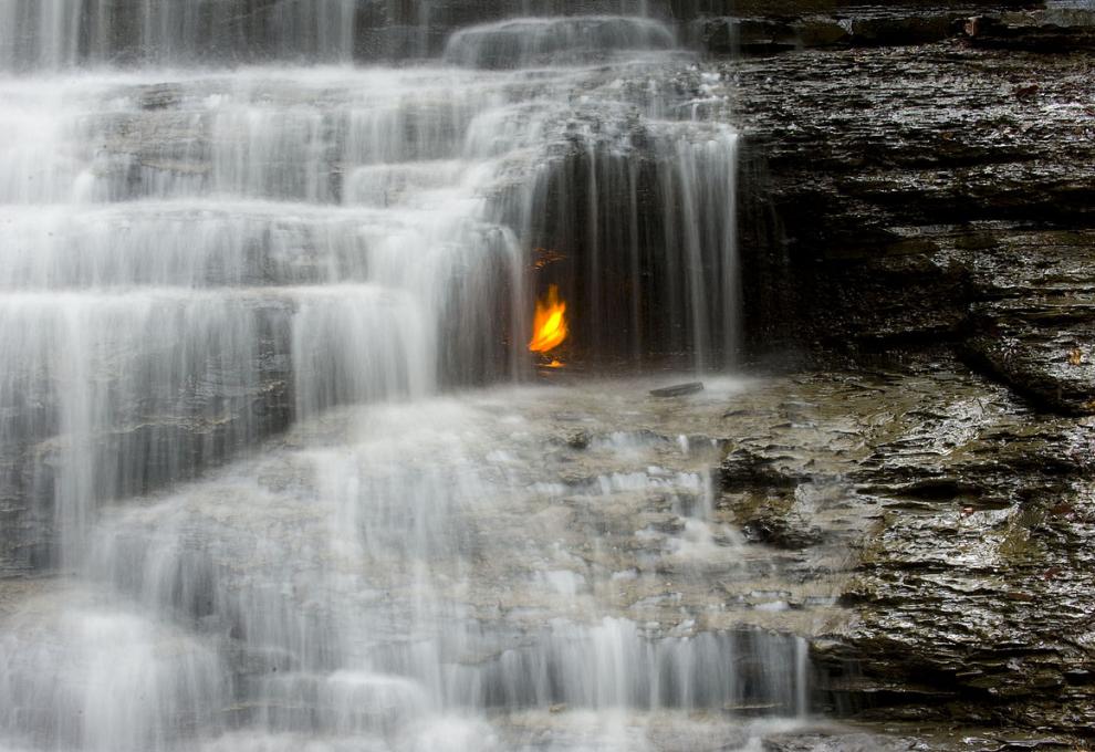 Eternal Flame Falls v Buffalu - Cestovinky.cz