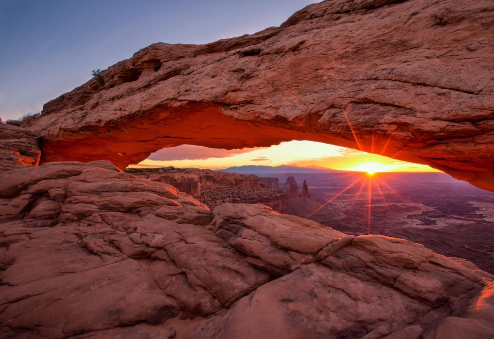 Mesa arch je součástí národního parku Canyonlands - Cestovinky.cz
