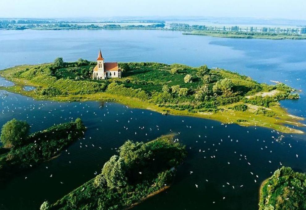 Kostel na ostrůvku - Cestovinky.cz