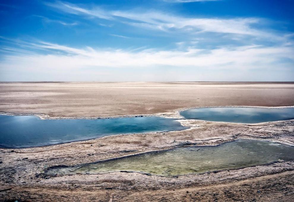 Vyschlé jezero se silnicí - Cestovinky.cz