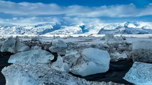 Ledové bloky a hory v pozadí