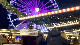 Svařené pivo na adventních trzích v Polsku