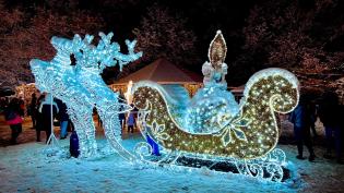 Zdobený světelný kočár tažený dvěma soby.