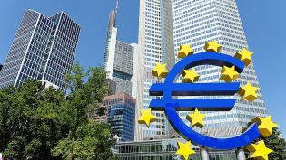 Věž Commerzbank je ta uprostřed s anténou. Právě anténa ji posouvá mezi třísetmetrové budovy