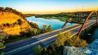 Pennybackerův most na řece Colorado je nejslavnější stavba Austinu.