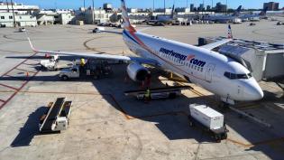 Boeing 737 Smartwings stojí u gatu 