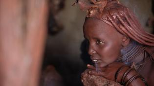 Detail ženy z kmene Himba při očistném kouřovém rituálu.