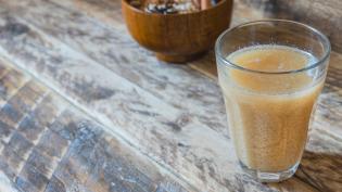 Sklenice zakaleného kukuřičného piva 