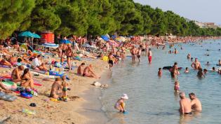 Turisté zaplnili pobřeží