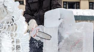 Sochař vyrábí ledovou sochu