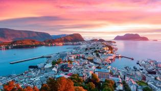 Pohled na jedno z norských pobřežních měst obklopené mořem