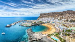 Pobřežní město s písečnou pláží