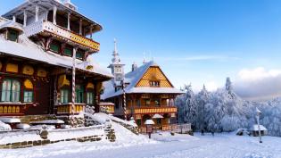 Barevné budovy na Pustevnách 