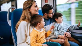 Rodiče s dětmi ve vlaku